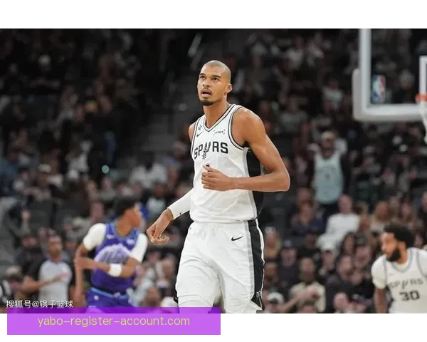 克莱4分钟轰下14分挑衅马刺替补席回应摆烂计划